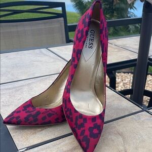 GUESS Fuchsia and Navy Geometric Pointed-Toe Feminine Stiletto Pumps 9M